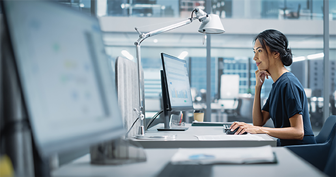 Woman working infornt of a Screen